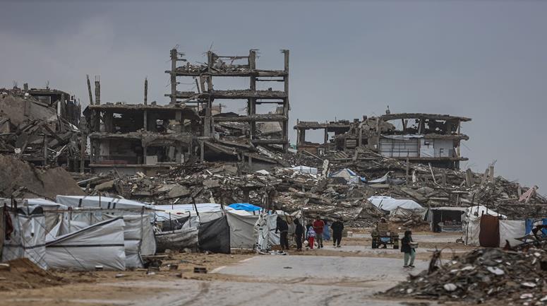 نازحون في خيام مؤقتة يواجهون ظروفا قاسية مع  دخول المنخفض الجوي في مخيم الشاطئ غرب مدينة غزة